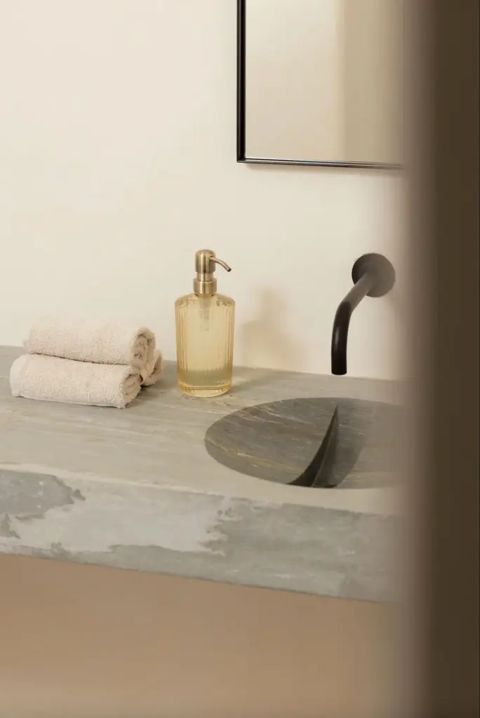 PAVEAU hand wash Yellow Lifestyle.webp