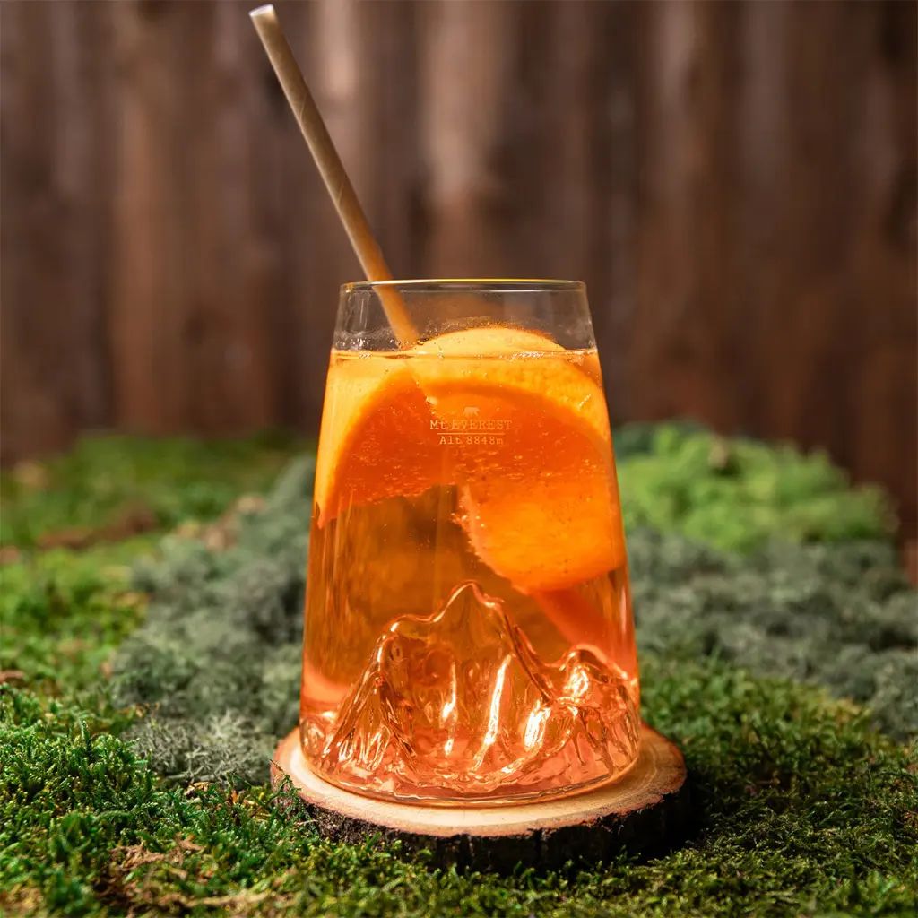 ALASKAN MAKER Verre ETNA Lifestyle cocktail.webp