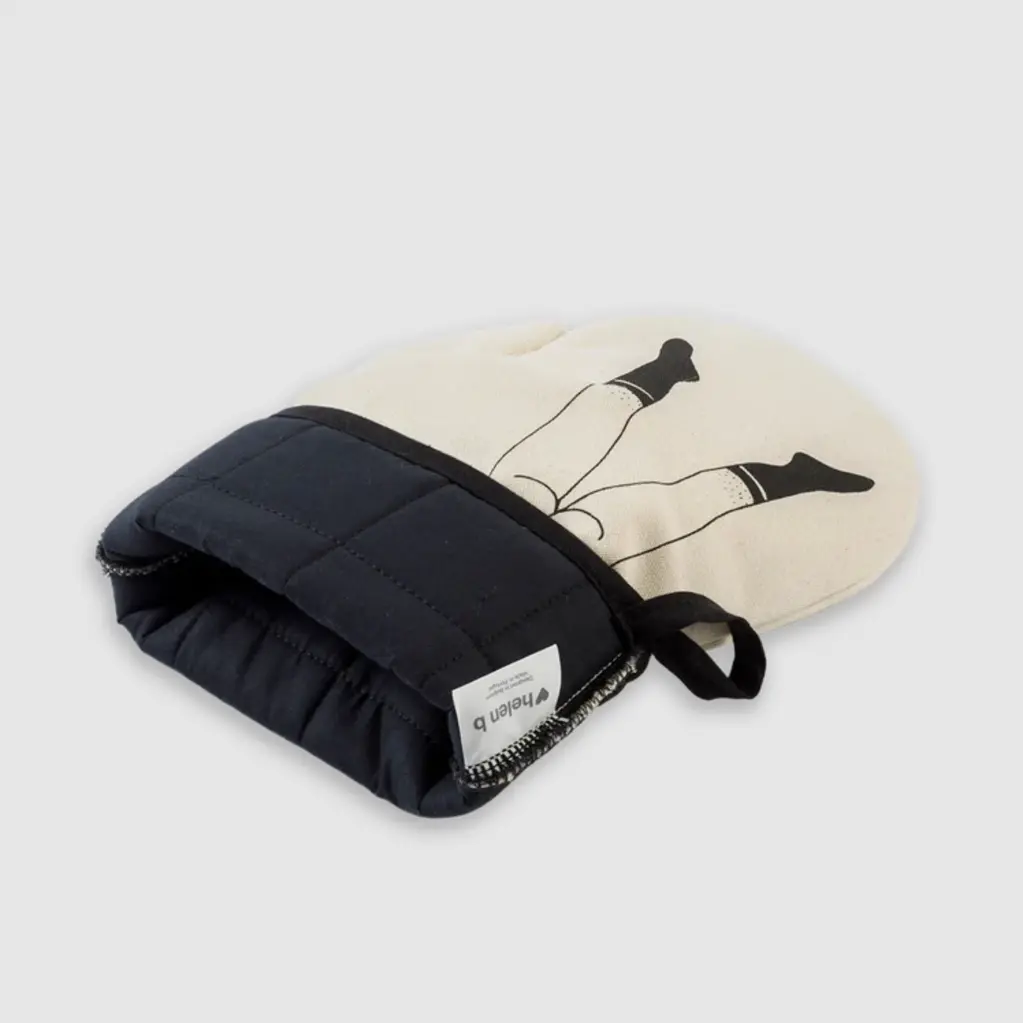 HELEN B Oven Mitt Y verso.webp