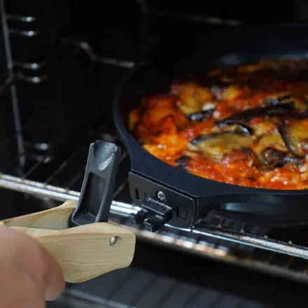 poele-24-cm-a-poignee-amovible four.webp