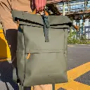 ALASKAN MAKER - Sac à dos Roll-top PU SITKA Lifestyle mains.webp