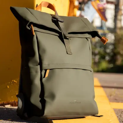 ALASKAN MAKER - Sac à dos Roll-top PU SITKA Lifestyle pose.webp