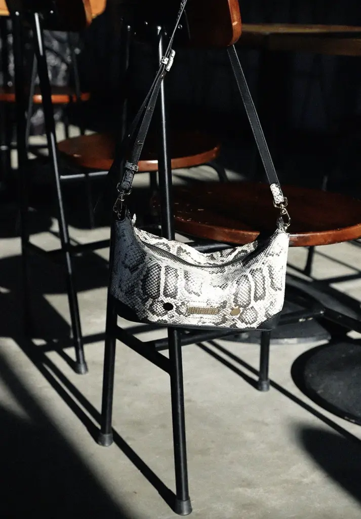 CLIO Stella PYTHON lifestyle alone.webp