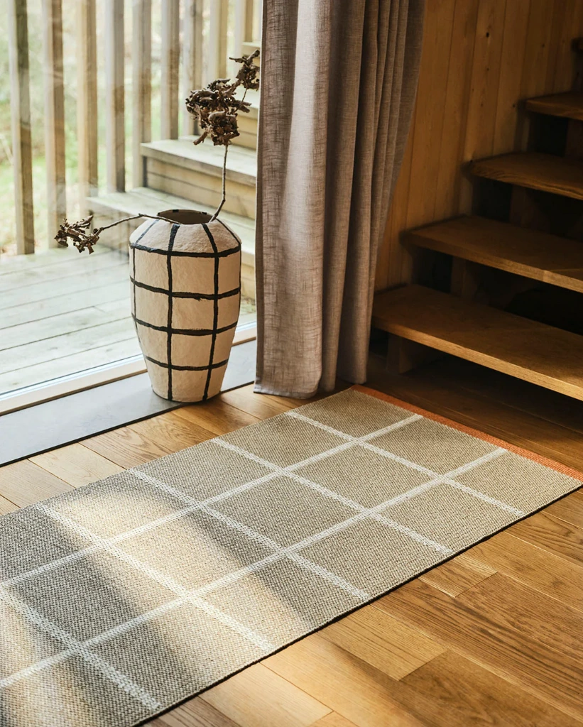 PAPPELINA Tapis CRISS Beige 150 Lifestyle.webp