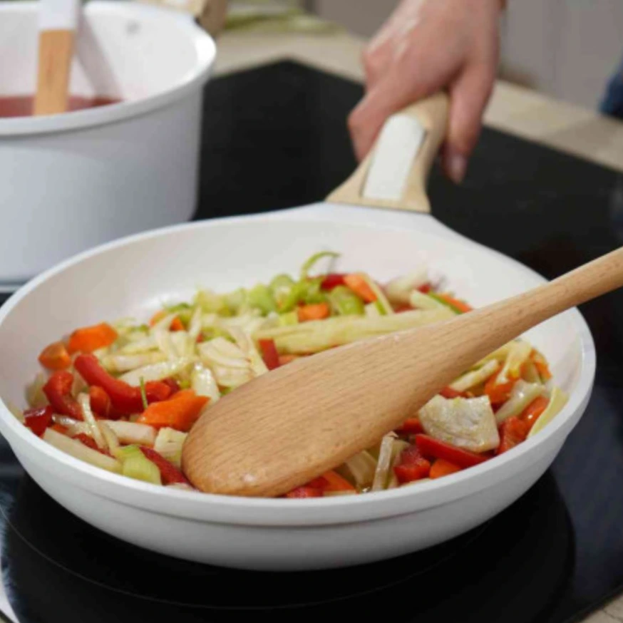 COOKUT Poele 24cm amovible Blanc Lifestyle 2.webp