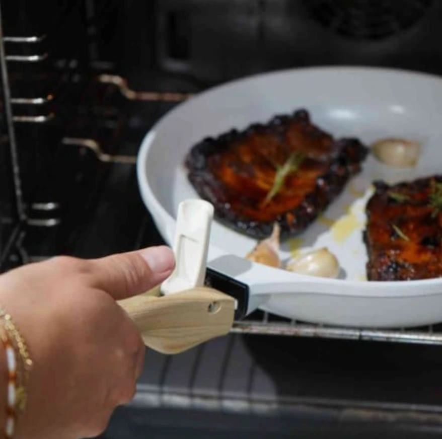 COOKUT Poele 24cm amovible Blanc Lifestyle.webp