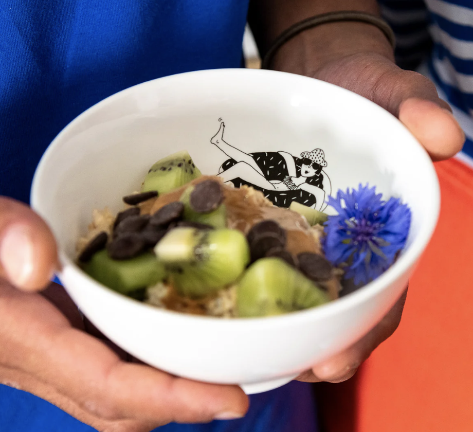 HELEN B - Bol donut floating girl